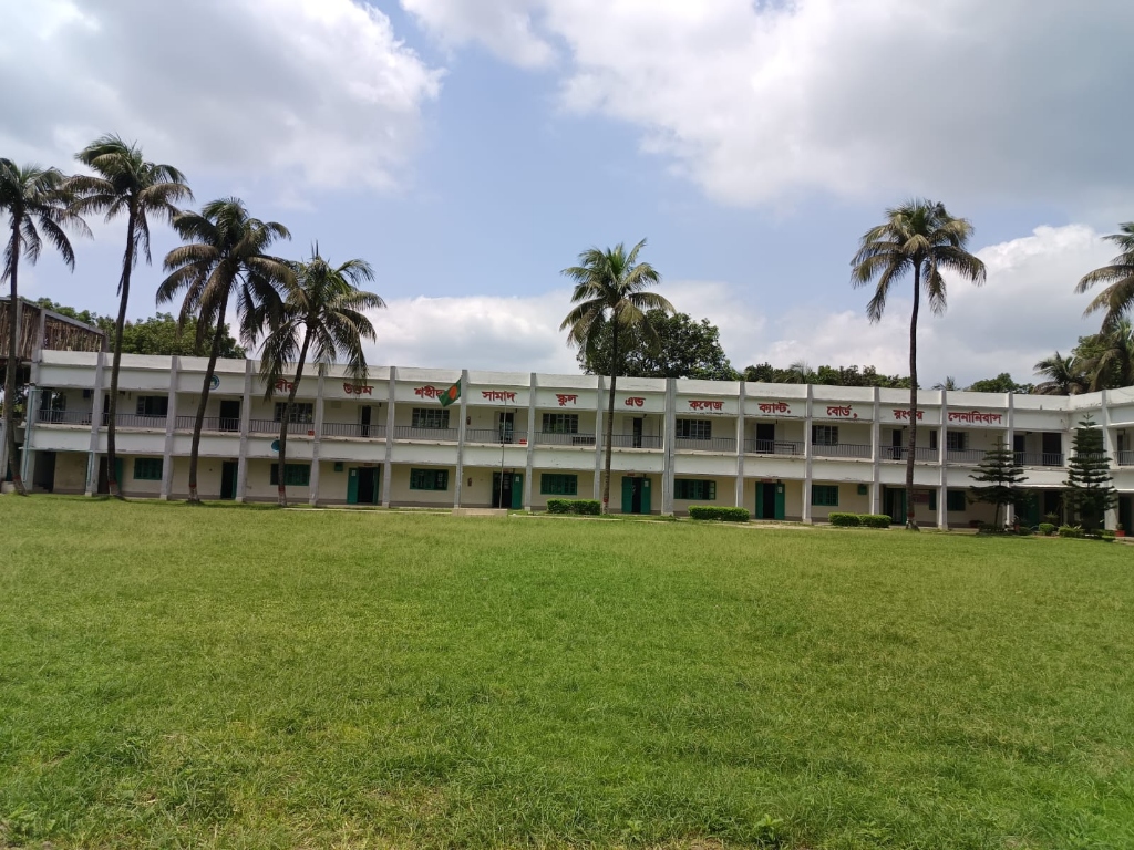 মূল একাডেমিক ভবন ও খেলার মাঠ